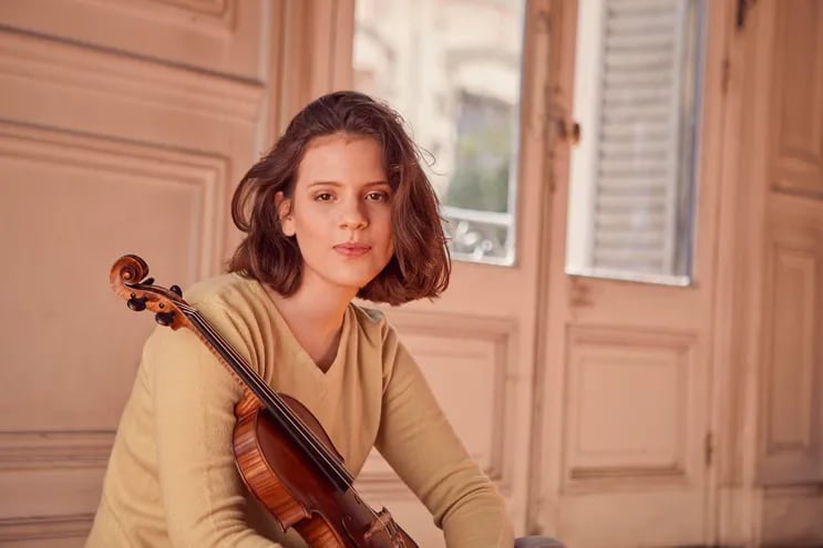 Constanza Martínez, joven violinista paraguaya que muy pronto partirá a Alemania para seguir con sus estudios de música.