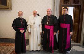 fotografia-cedida-por-vatican-media-que-muestra-al-papa-francisco-2i-durante-su-audiencia-con-varios-obispos-en-el-vaticano-hoy-6-de-diciembre-de-2-212337000000-1783665.jpg