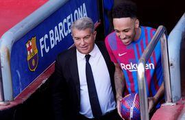 Pierre-Emerick Aubameyang (d) saliendo al Camp Nou acompañado por el presidente Joan Laporta durante la presentación como nuevo jugador del Barcelona.