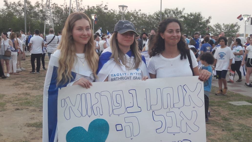 Jóvenes de Israel que se encuentran en Paraguay se unieron a la manifestación.