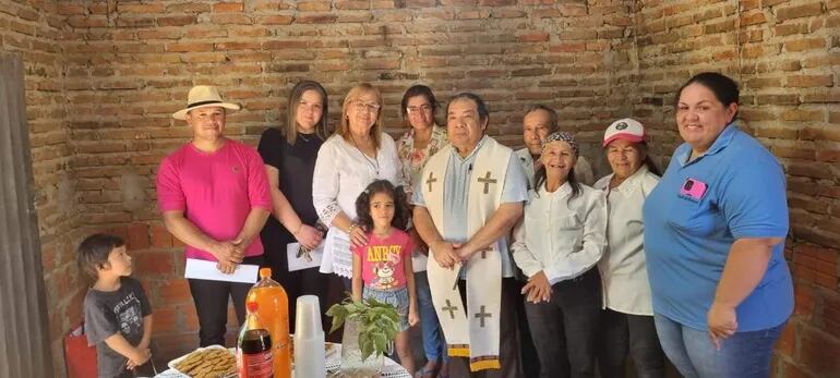 Doña Kika compartió un pequeño brindis con los vecinos solidarios y el cura párroco de la ciudad Wilfrido Mongelos.
