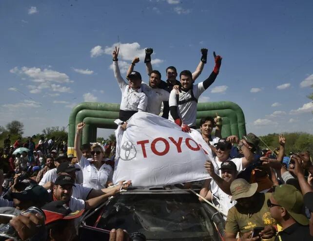 Los ganadores de la clasificación general del Rally del Chaco, Alejandro Galanti y Marcelo Toyotoshi.