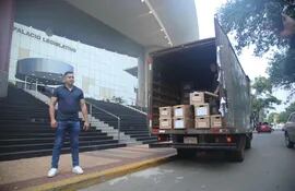 El intendente de Ciudad del Este, Miguel Prieto (YoCreo) llevó a la Cámara de Senadores 160 cajas de documentos en respuesta a un pedido de informes requerido por el senador Basilio "Bachi" Núñez (ANR, HC).