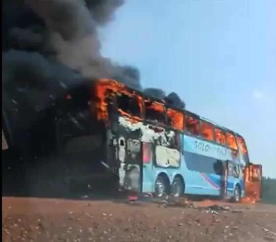 Se incendió un ómnibus de pasajeros en la vía pública en el kilómetro 392 de la ruta Bernardino Caballero.