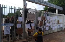 Estudiantes de 11 facultades toman la sede de Facso en protesta contra la ley “Hambre cero”.