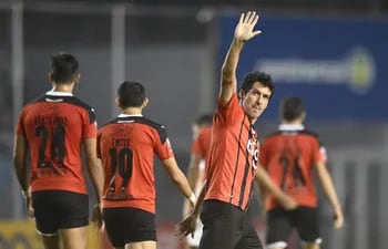 Cristian Riveros celebra el tanto que convirtió contra Nacional en el Arsenio Erico por la sexta jornada del torneo Apertura 2022.