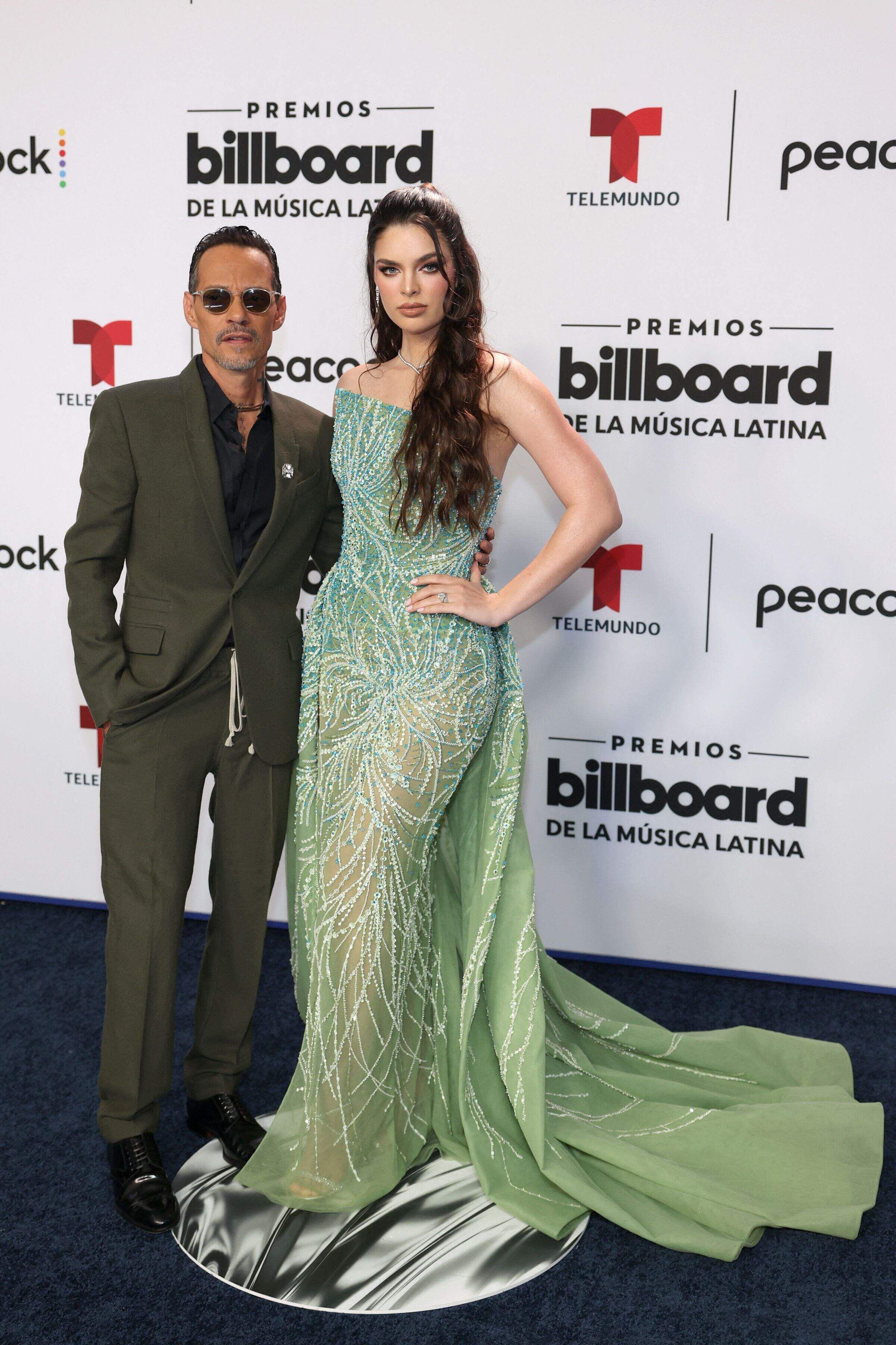 Marc Anthony y Nadia Ferreira en la alfombra azul de los Premios Billboard de la Música Latina. (Rodrigo Varela/Getty Images/AFP)
