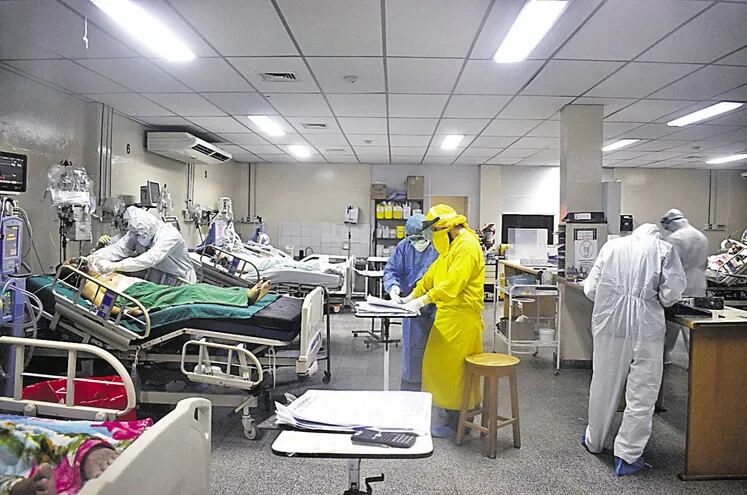 Las salas de terapia intensiva del sector público están saturadas hace más de una semana y la capacidad de atención en los sanatorios privados también se encuentra al 50%, afirman.