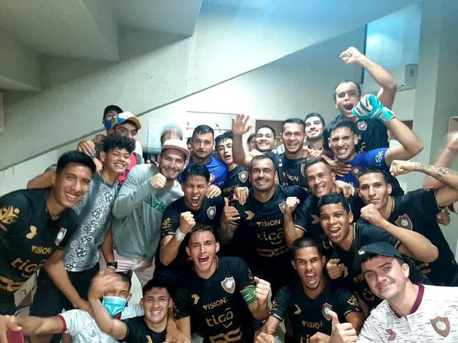 Celebración de los integrantes del plantel del Atlético Tembetary luego de la victoria sobre River Plate, en el vestuario de Nacional.