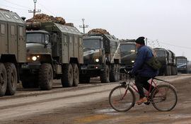 Los vehículos militares del ejército ruso se ven en Armyansk, Crimea, el 25 de febrero de 2022. Las fuerzas ucranianas lucharon contra los invasores rusos en las calles de la capital, Kiev, el 25 de febrero de 2022, cuando el presidente Volodymyr Zelensky acusó a Moscú de atacar a civiles y pidió más sanciones internacionales.