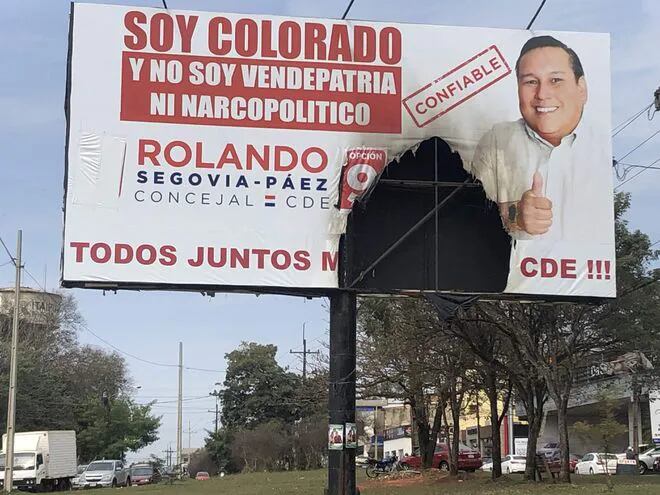 Cartel de candidato colorado de Ciudad del Este que hace alusión al diputado procesado Ulises Quintana.