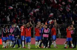 Jugadores de Chile celebran el triunfo ante Paraguay en el partido de las eliminatorias sudamericanas para el Mundial de Catar 2022 entre Chile y Paraguay, en el estadio San Carlos de Apoquindo en Santiago (Chile).