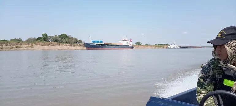 Patrullaje de la Prefectura Naval, en la zona de Vuelta Queso, Km 61 del río Paraguay, donde esperan amarradas y o fondeadas embarcaciones, mientras se draga el paso crítico.