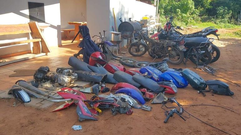 Policía descubre desarmadero clandestino de motos robadas en la ciudad de Ñemby.