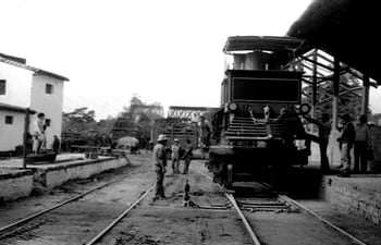 Un tren saliendo de la estación central del Ferrocarril Carlos A. López a fines de los sesenta.