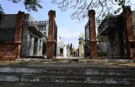 En el Día de todos los Santos forma parte de la tradición católica visitar los cementerios. En la foto, el acceso por el portón 3 al Cementerio de la Recoleta de Asunción.