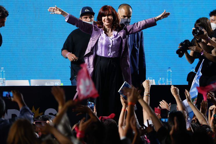 La vicepresidenta argentina, Cristina Fernández, participa en el cierre de campaña del Frente de Todos para las elecciones legislativas, en la localidad de Merlo (Argentina).