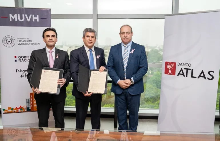 El ministro del MUVH, Carlos Pereira Olmedo, el director comercial del Banco Atlas, Hernando Lesme, y el director de riesgo, Eduardo Monteiro.