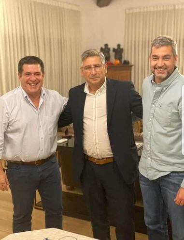 Horacio Cartes, Juan Carlos Vera, gobernador de Guairá, y el presidente Mario Abdo durante la reunión que se realizó anoche en Mburuvicha Róga.