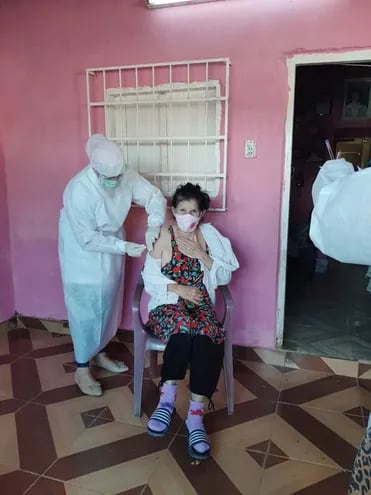 Vacunación a personas adultas mayores con incapacidad de movilización, realizada por la Brigada 4 de la USF Divino Niño, Capital.