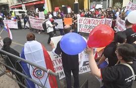 Manifestación realizada ayer por los contadores frente a la sede de Tributación, en Yegros y Presidente Franco de nuestra capital.