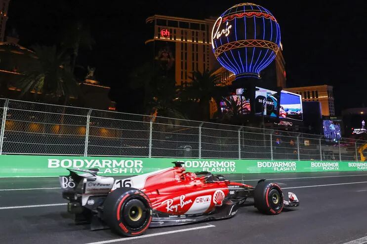 El Ferrari del monegasco Charles Leclerc durante la qualy del Gran Premio de Las Vegas en el circuito callejero de la ciudad de Las Vegas, en Estados Unidos.