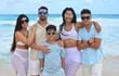 ¡Hermosa familia! Gloria Vera y Julio César Cáceres con sus hijos Carmen, Kevin y Thiago a orillas del Caribe.