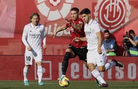 El defensa del Real Mallorca Nastsic (c) disputa el balón ante el delantero del Real Madrid Marco Asensio (i) durante el Partido de La Liga que juegan el Mallorca y el Real Madrid en el estadio de Son Moix.