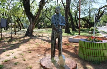 Inauguran escultura de Feliciano Martínez en la Plaza de los Héroes de Atyrá