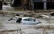 Un automóvil en una zona inundada de la ciudad de Kastamonu, Turquía.