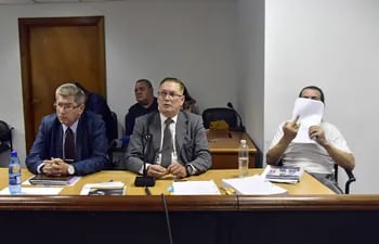El acusado Miguel Angel Cavallo (der.) con sus defensores, en la sala de juicio oral y público.