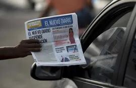 Un canillita ofrece la última edición del periódico El Nuevo Diario hoy, en una calle de Managua (Nicaragua).