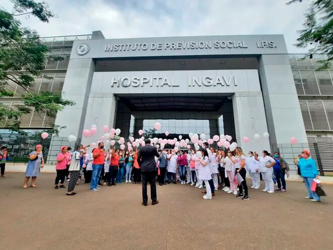 Globos y lazos rosas adornaban ayer el Hospital Ingavi del IPS, donde se realizó un acto de celebración en el Día Mundial de Lucha contra el Cáncer de Mama.