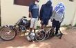 Los detenidos junto a partes de una moto robada el jueves último y otro biciclo encontrado en poder de uno de ellos sin documento.