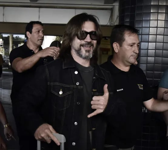 Juanes saluda tras su llegada al aeropuerto Silvio Pettirossi. Mañana se presentará en el SND Arena desde las 21:00.