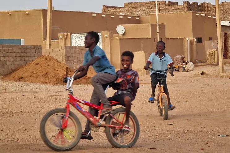Niños en bicicleta en Jartúm, Sudán. (Imagen de archivo)
