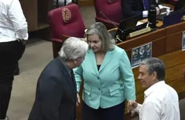 El senador Daniel Rojas conversa con Lilian Samaniego y  Ledesma (d).