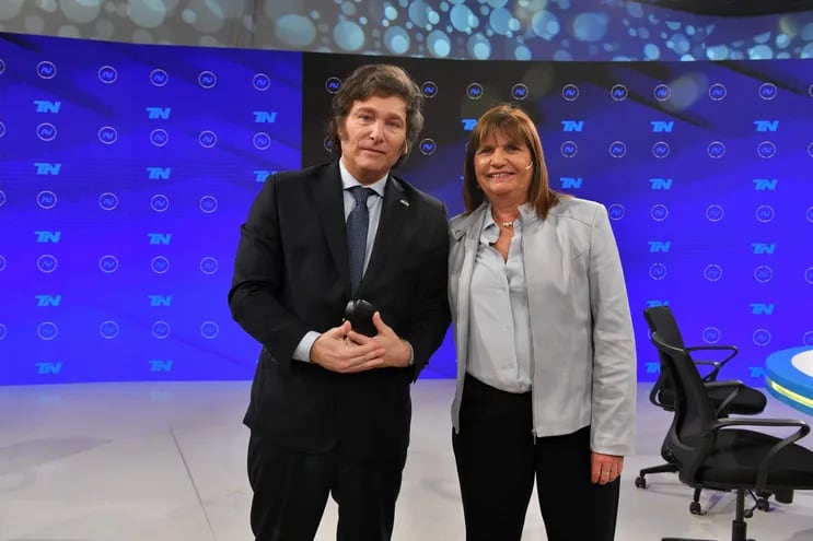 El candidato presidencial Javier Milei y la ex candidata Patricia Bullrich posan durante su participación en el programa A Dos Voces, anoche, en Buenos Aires (Argentina). (EFE)