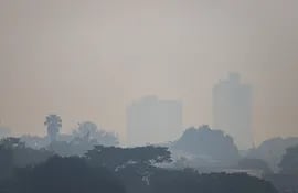 Vista de una zona que se encuentra envuelta por una densa capa de humo en Asunción (Paraguay).