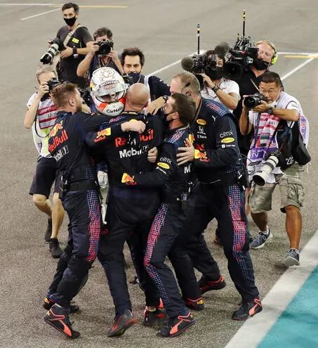 Puras emociones al cruzar la meta para Max Verstappen con su primer título de la Fórmula 1 (AFP).