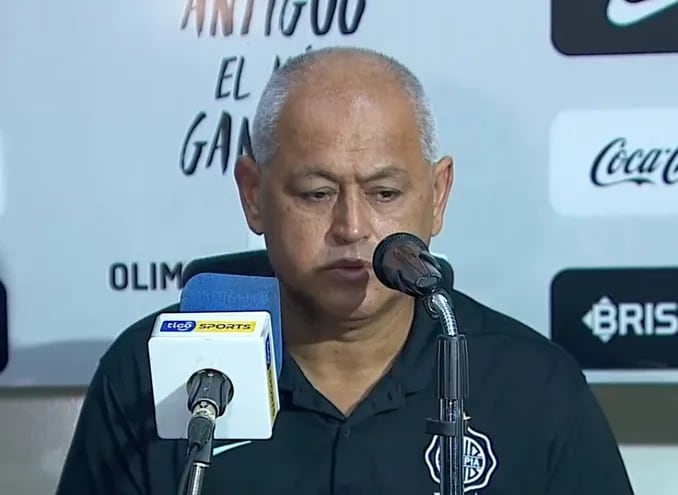 Francisco Arce, entrenador de Olimpia, en la conferencia posterior al partido frente a Libertad por la penúltima fecha del torneo Clausura 2023 en el estadio Manuel Ferreira, en Asunción.
