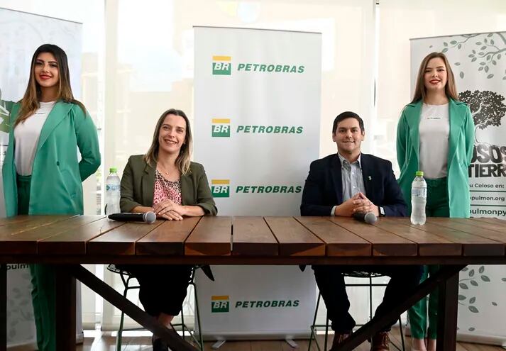Ana Royg, gerenta de comunicación institucional de Petrobras; y Osvaldo Turlan, director ejecutivo de A Todo Pulmón.