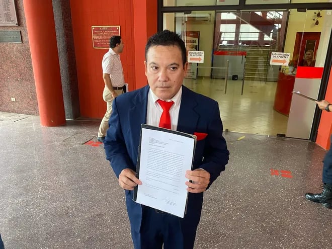 Alcides Ortega, miembro de la seccional 20 de Asunción, pide la expulsión de Mario Abdo de la ANR.