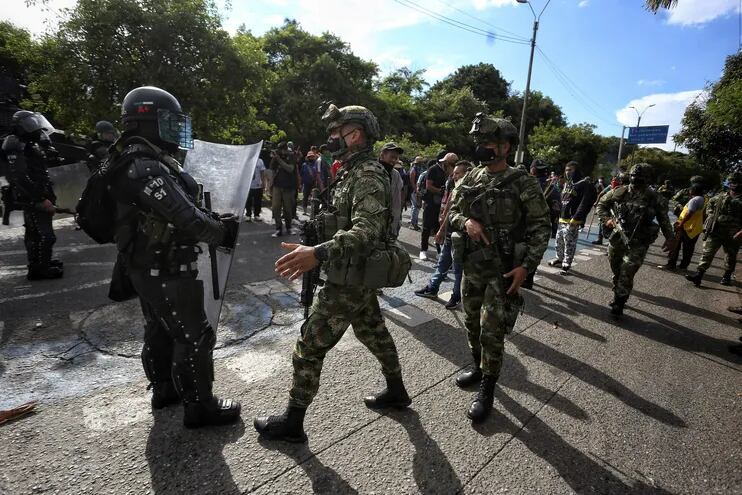 Soldados y policias en el sitio de una manifestación de indígenas este domingo en Cali, Colombia.