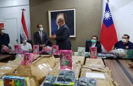 El acto de entrega de los juguetes se realizó en la Gobernación del Alto Paraná.