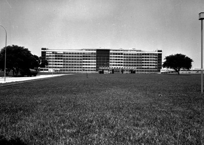 Así lucía días antes de su inauguración en 1969 el Hospital Central del IPS.