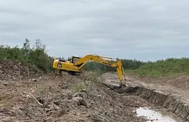 Productores y pobladores afincados en la zona del fortín General Díaz calificaron de estériles los trabajos de limpieza de sedimentos encarados por la Comisión Nacional de Regulación y Aprovechamiento Múltiple de la cuenca del Río Pilcomayo (CNRP).