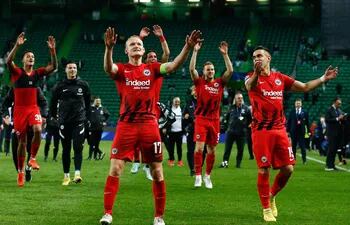 Jugadores del Eintracht Frankfurt festejan tras la victoria sobre el Sporting Lisboa