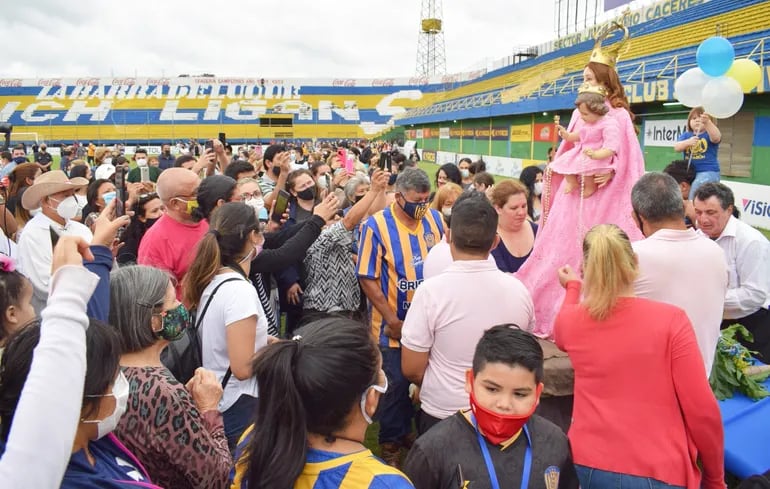 Una gran cantidad de devotos recibió a la Virgen en el estadio del Sportivo Luqueño luego de la procesión aérea.