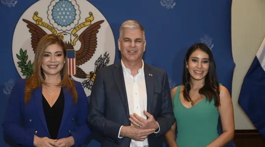 El embajador de los Estados Unidos reforzó su compromiso con la libertad de prensa, en la imagen con las periodistas Rocío Pereira y Fiona quienes fueron agredidas días atrás por el diputado colorado Yamil Esgaib.